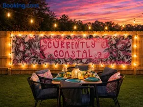 Chic dog-friendly coastal stay near Tropic Falls OWA, beach, fenced yard - Image 1