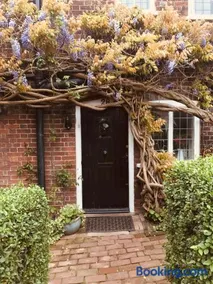 Wisteria Cottage - Image 1