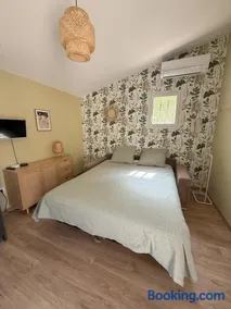 Charming studio with private terrace - Image 2