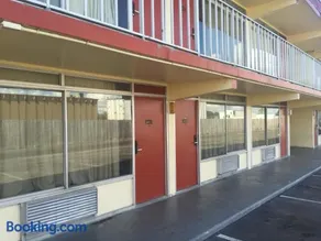 Budget Inn - Image 5