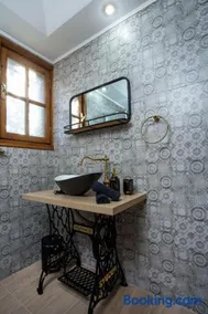Old Nest House - Image 5