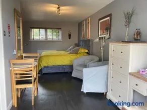 Twin Gates Annexe - Image 2