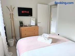 The Mews - 2 Bedroom Luxury, Spacious House With Free Parking - Image 2