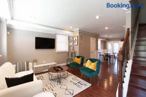 Three BR 2.5 Bath w/ parking spot & deck near metr - Image 1