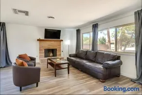 Modern 4-BR near China Lake - Image 3