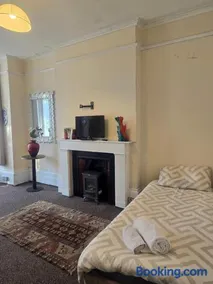 Large flat with parking near train station - Image 5