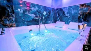LE 21 - Suite SPA Premium - Jacuzzi Privatif & Vue Rhône - Image 3