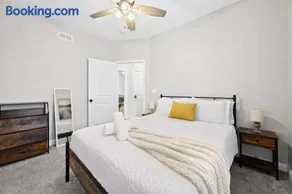 3BR 2BA Home with King Queen & Twin Beds - Image 2