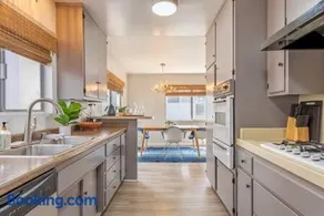 Downtown Manhattan Beach 3 Bed Townhouse Parking - Image 2