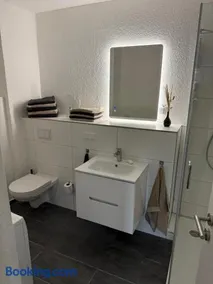 Modernes City Appartment mit Balkon & Parkplatz - Image 4