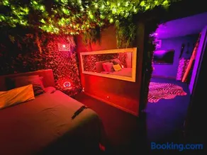 Love room avec spa privatif et salle de jeux adultes - Image 2