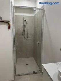 Sunny Nook Townhouse by Mooroolbark Train Stop Ground Floor Self Check-in - Image 3