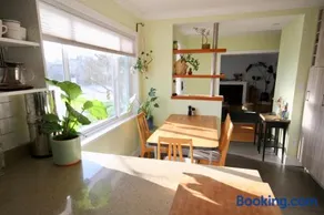The Orange Door Bungalow- 2-BR w private yard, walkable to cafes & restaurants, 10 min to DT - Image 2