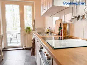 Gockel Homes - Zentral mit Balkon & Netflix - Image 1