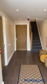 Luxury 3BR House 4 Bathrooms Free Parking Sleeps 5 - Image 2