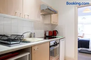 Quiet self contained studio flat near town centre and university - Image 4