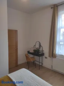 Cosy Private Home in London with Garden - Image 3