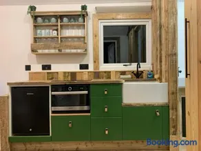 Rusty - Shepherds hut sleeps up to 4 - Image 3