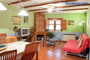Charming House in Robledillo de Gata with Fireplace and Terrace - Image 2