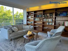 Treetops in Toorak 2br midcentury entire apartment - Image 1