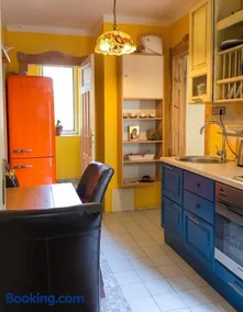 Spacious House in Central Sofia with Garden - Image 2