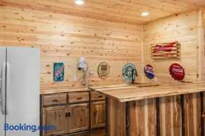 Mountain Views - Firepit - Gas Fireplace - Sleeps 15 - Image 2