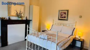 Private Ensuite Room with Bay Window, Free Parking and Fast WiFi - Image 2