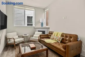 Sleek 3BR Seattle Townhome - Mins to UW and Downtown - Image 1