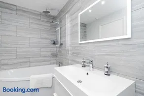 Lovely flat with Wi-Fi and free parking - Image 2