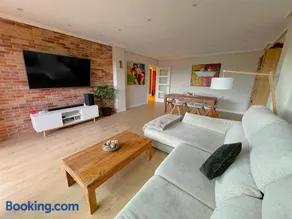 Fabulous Apartment with Garden and Parking - Image 2