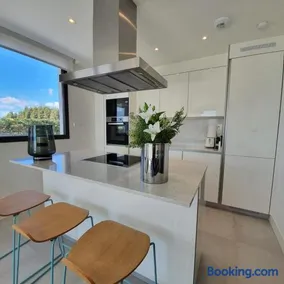 Luxury Santa Barbara Heights - Image 5