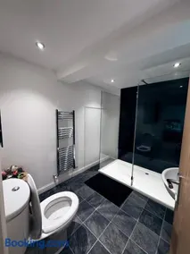 Unique Modern Studio Apartment - Image 4