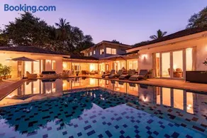 Hamptons Charm by StayVista Luxury 5BR with Pool, lawn & table tennis - Image 2