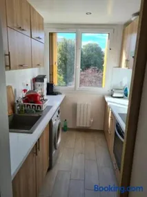 Sunny and renovated flat in secure residence - Image 5