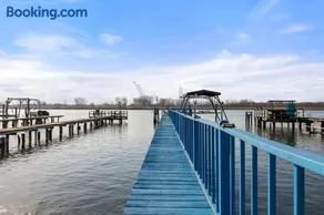 Lakeside Bliss 2BR, 1BA with All Modern Comforts - Image 2