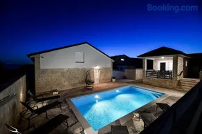 Crowonder Villa Smile with Swimming Pool and Stone Backyard - Image 2