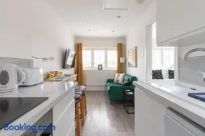 Stylish one bedroom garden suite - Image 3