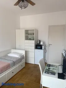 Mirela's Private Room with key, AC, lift & balcony in the center of Nice on the Cote d'Azur - Image 3