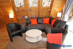 Zeltdachhaus mit moderner Ausstattung - Image 1