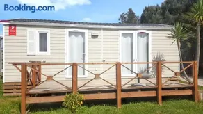 Maison avec barbecue, terrasse et piscine | Vue jardin - Image 3