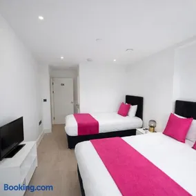 Heavenly Home Stay in London Near City Airport - Image 1