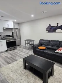 Trendy 2-Bed Oasis Awaits! - Image 3