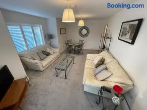 2 Bed 2 Bathroom Gated Apartment 1 Inc free Parking - Image 3