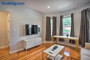 Astonishing 4BR Bright *Apt with modern amenities! - Image 1