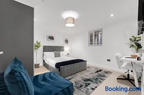 London Cosy 2 Bedroom Modern Suite Central, Excel, Stratford Wanstead Sleeps 4 - Image 2