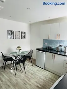 Stylish City Centre 1-Bed 5 Min Walk to Station - Image 2