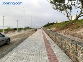 Sobrado a 400 metros da Praia, com churrasqueira - Image 4