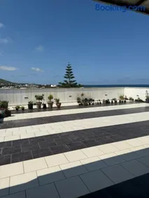 Horizon bleu terrasse vue mer panoramique - Image 1