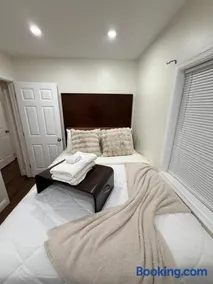 Spacious 5 bedroom single family home sleeps 12 with driveway near DC - Image 4