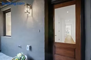 Modern 2 Bedroom City Retreat - Image 4